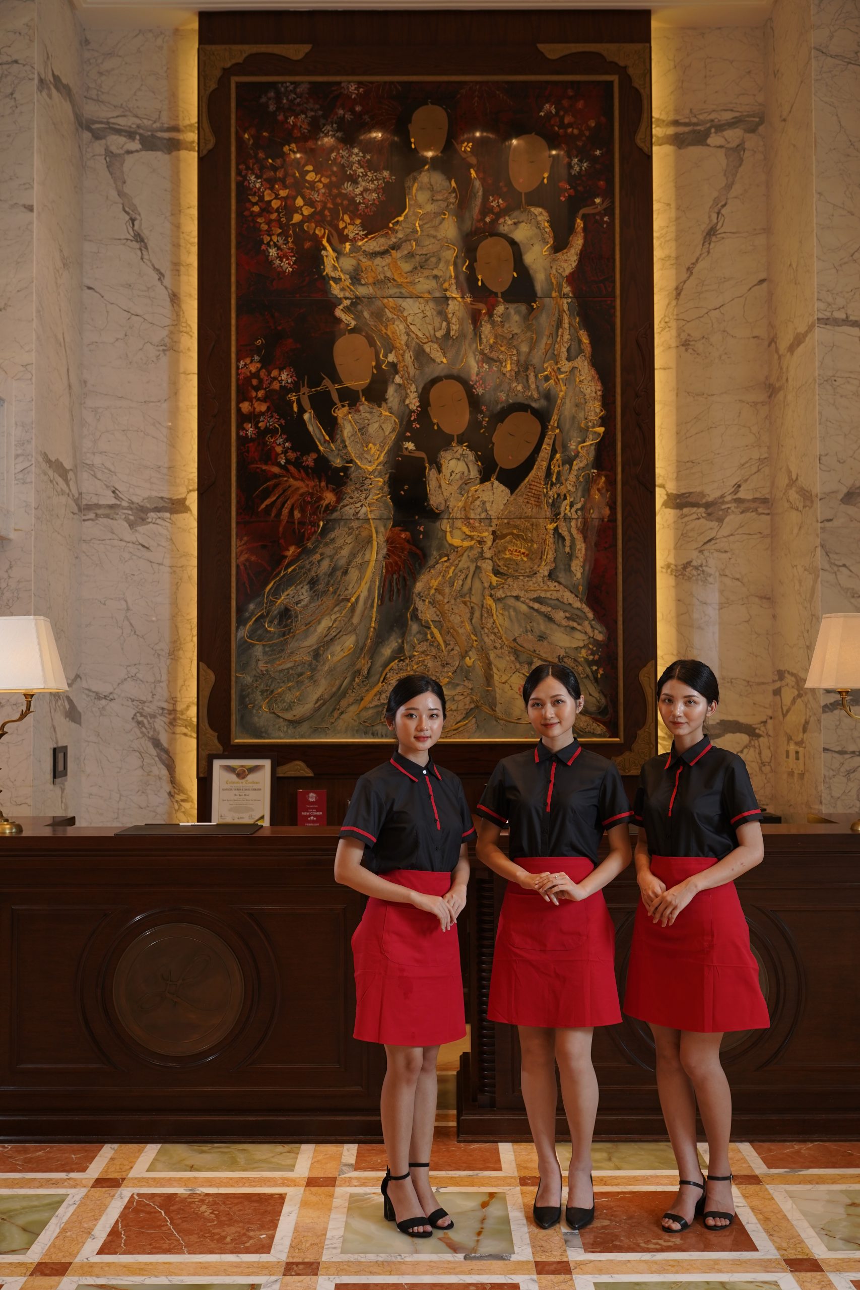 3-dong-phuc-khach-san Nhân viên lễ tân khách sạn sẽ có đồng phục riêng