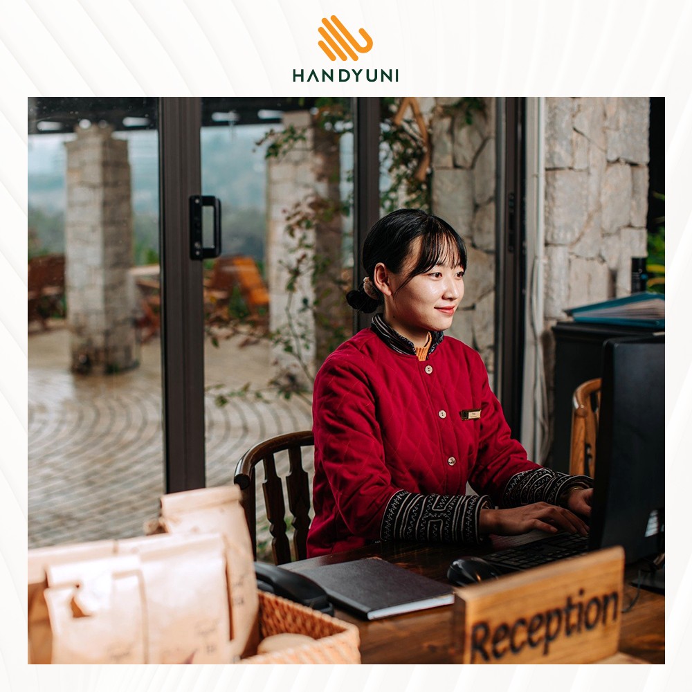 8-dong-phuc-khach-san Có nhiều mẫu đồng phục khác nhau cho nhân viên khách sạn