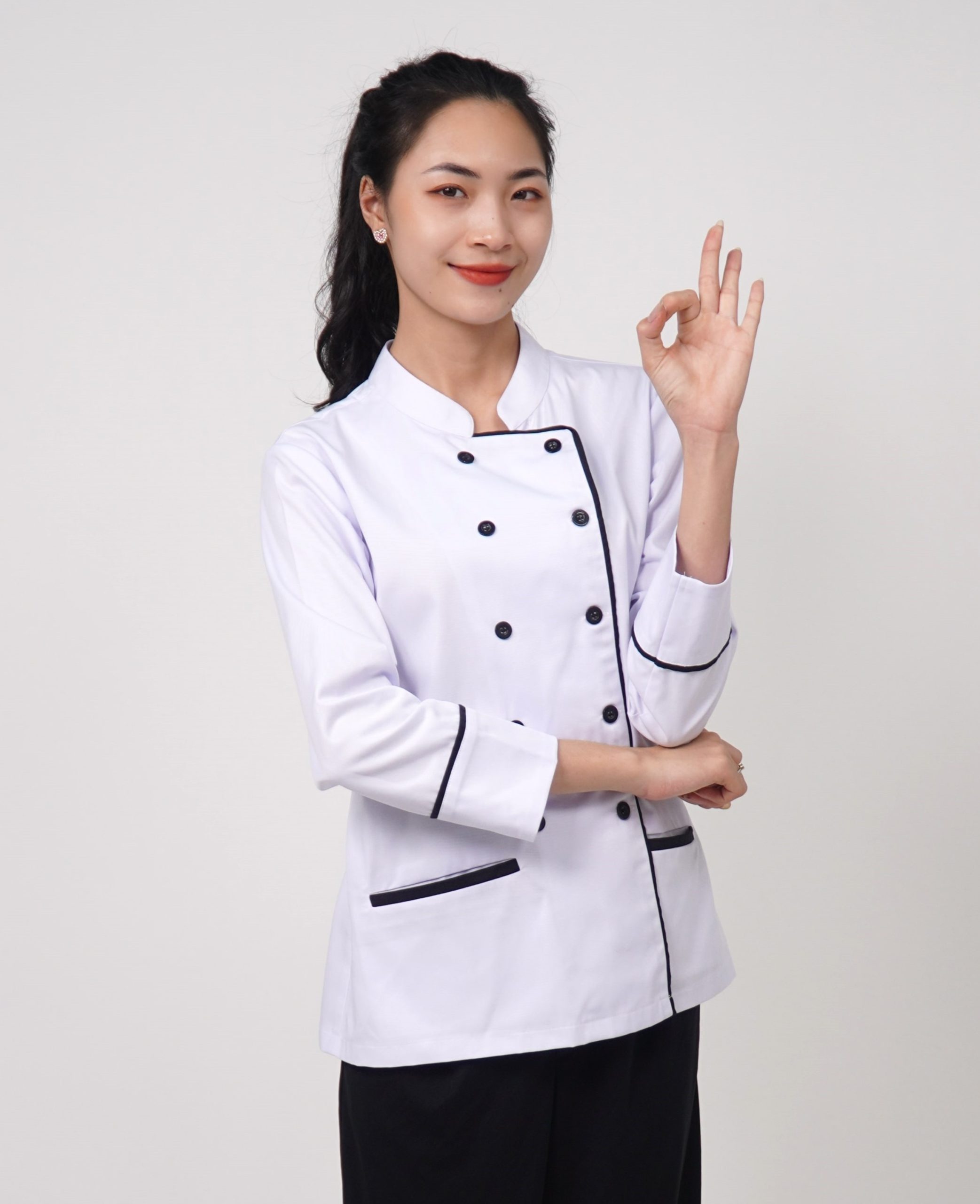 Thiết kế của mẫu đồng phục bếp màu trắng hai hàng khuy tiện lợi