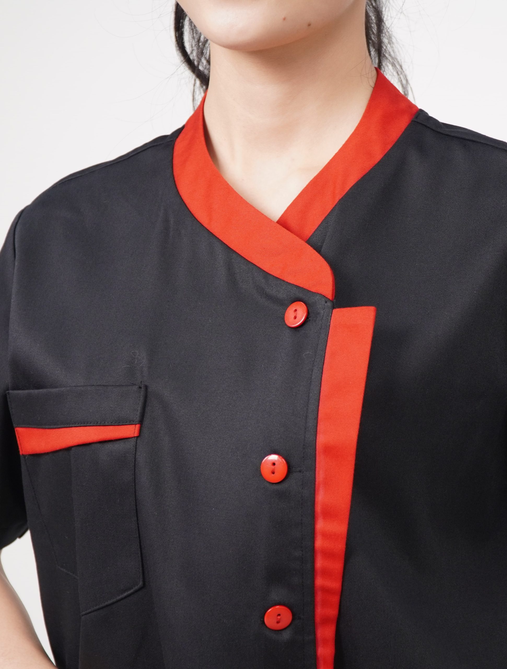 ao-bep-ngan-tay-mau-den-phoi-do-7