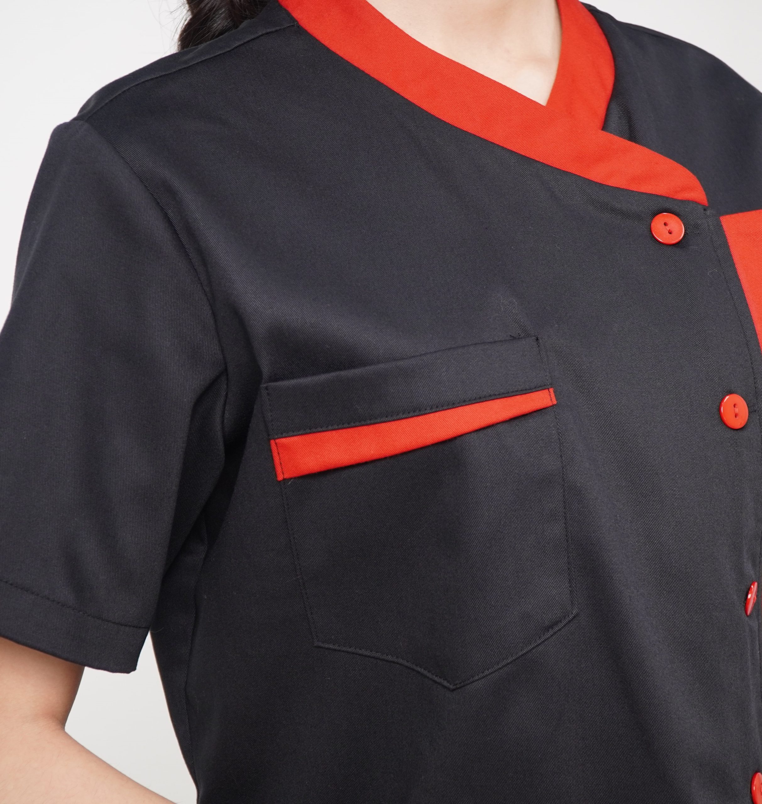 ao-bep-ngan-tay-mau-den-phoi-do-8