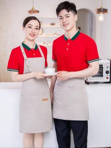 Đồng phục quán trà sữa áo đỏ kết hợp tạp dề màu be xám