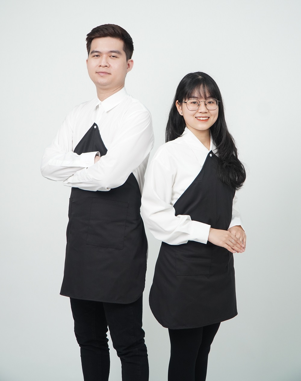 Đồng phục tạp dề màu đen cài lên cúc áo