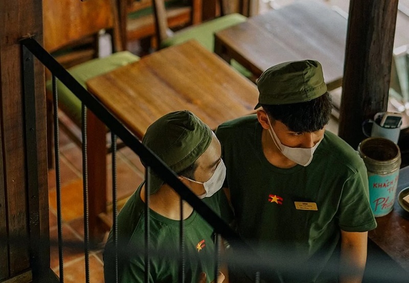 Đồng phục quán cà phê Cộng mang gam màu xanh rêu đặc trưng tương tự như màu của quân phục xưa.