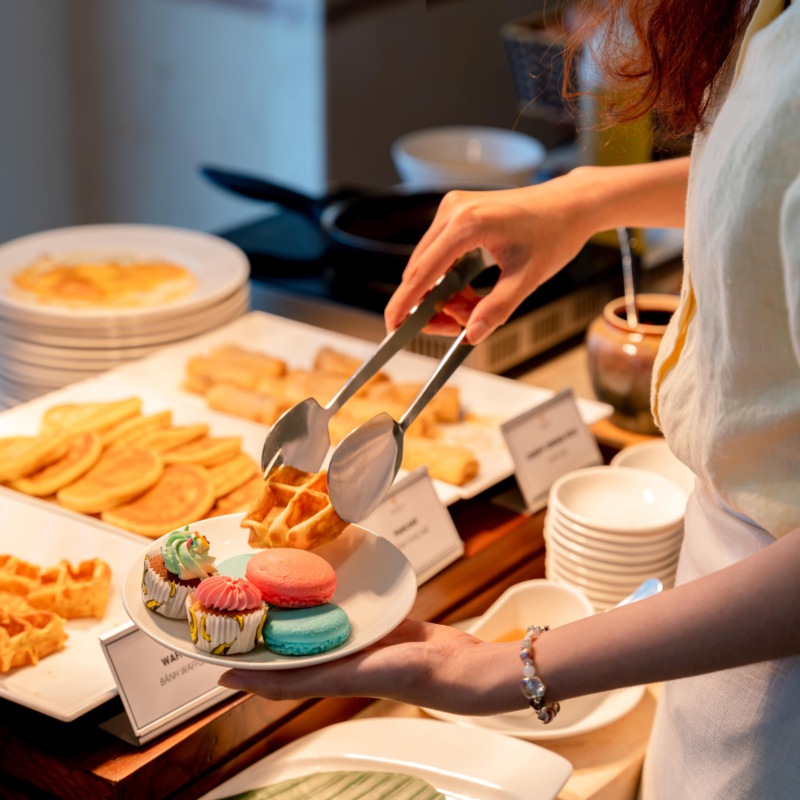 Ngoài quy trình phục vụ buffet sáng trên, nhân viên cũng cần chú ý đến thái độ phục vụ