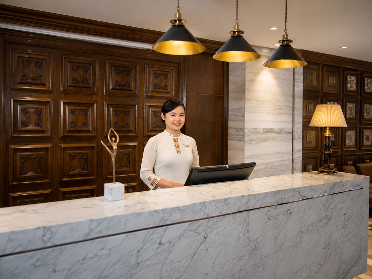 Đồng phục áo dài giúp lễ tân tạo ấn tượng ngay từ cái nhìn đầu tiên
