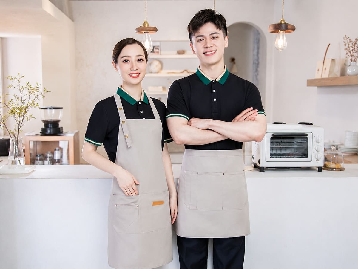 Đồng phục nhà hàng cần đồng bộ với nhận diện thương hiệu