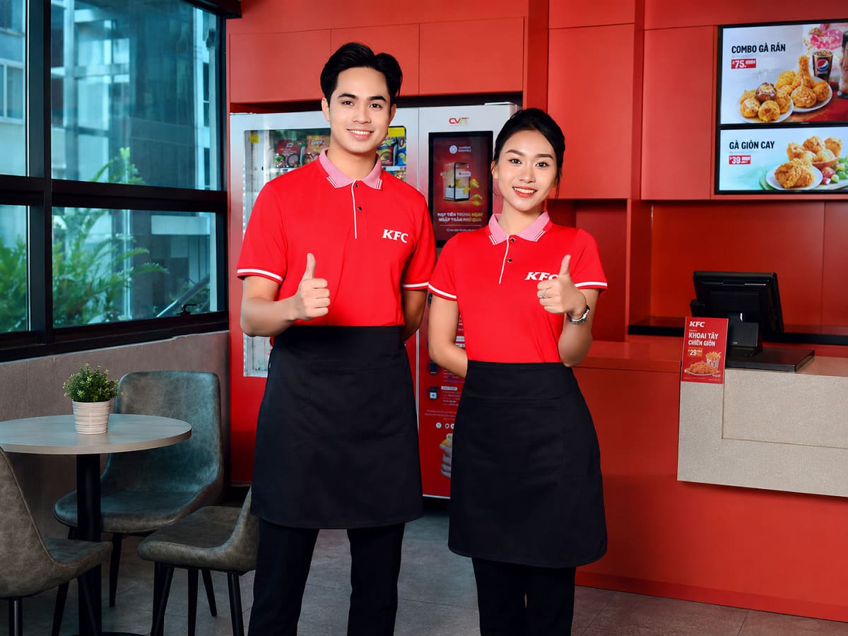 Đồng phục nhà hàng thức ăn nhanh ưu tiên trẻ trung, năng động