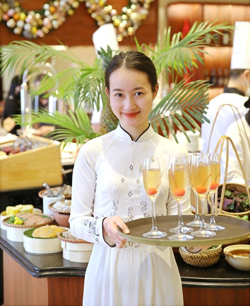 Đồng phục Sheraton tại Việt Nam cho nhân viên nữ là chiếc áo dài truyền thống nền nã