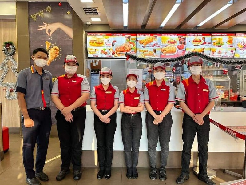 Đồng phục Jollibee đã trở nên cực kỳ quen thuộc với khách hàng