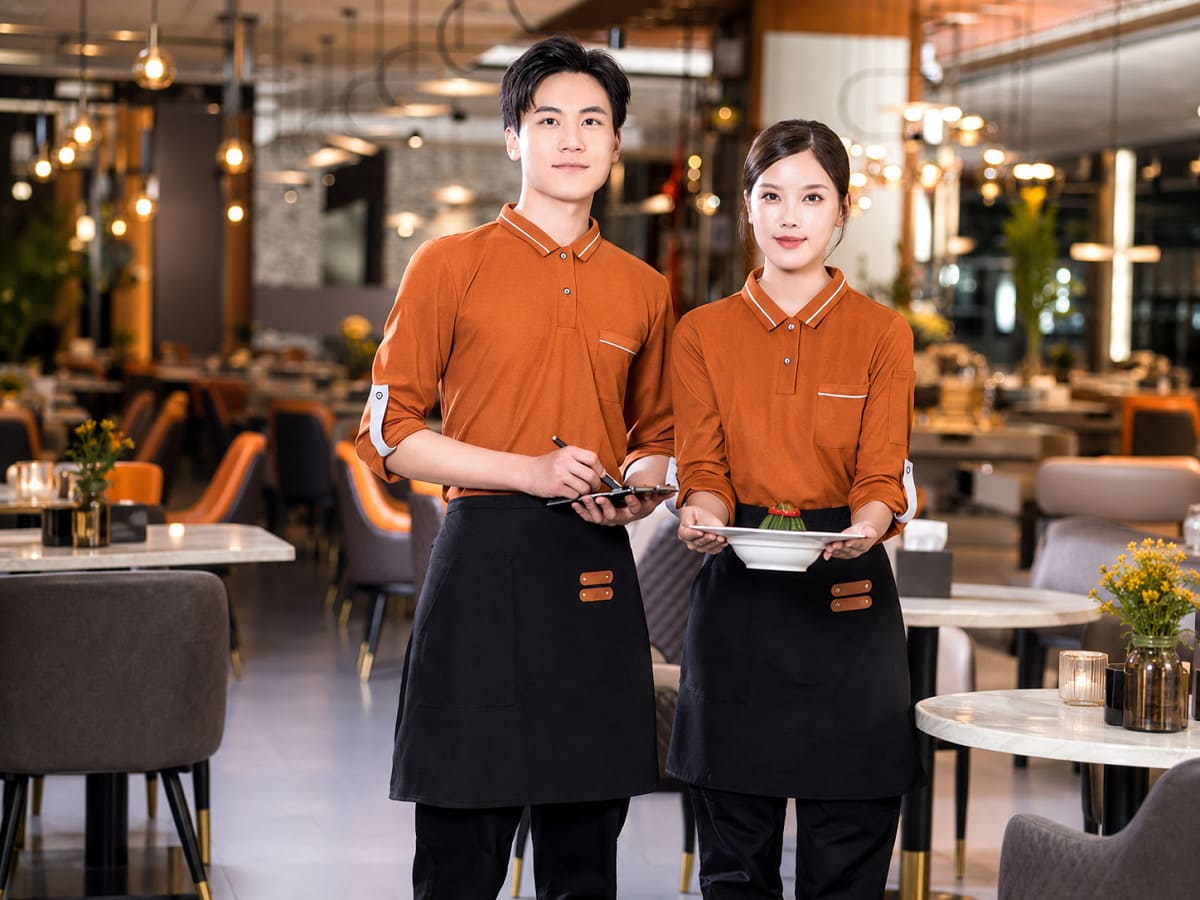 Đồng phục kết hợp tạp dề tạo hình ảnh gọn gàng