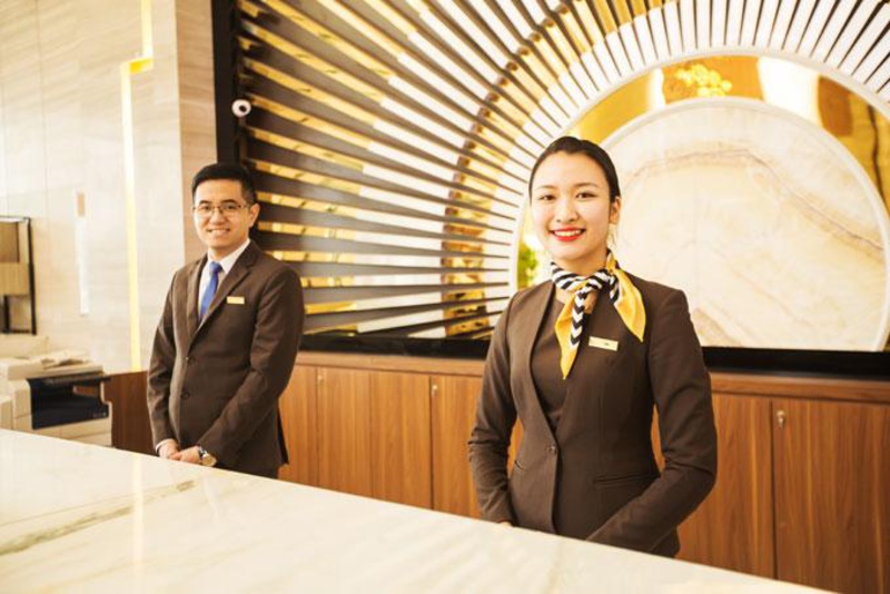 Đồng phục lễ tân khách sạn 3 sao cần chú trọng cả hình ảnh và sự thoải mái cho nhân viên