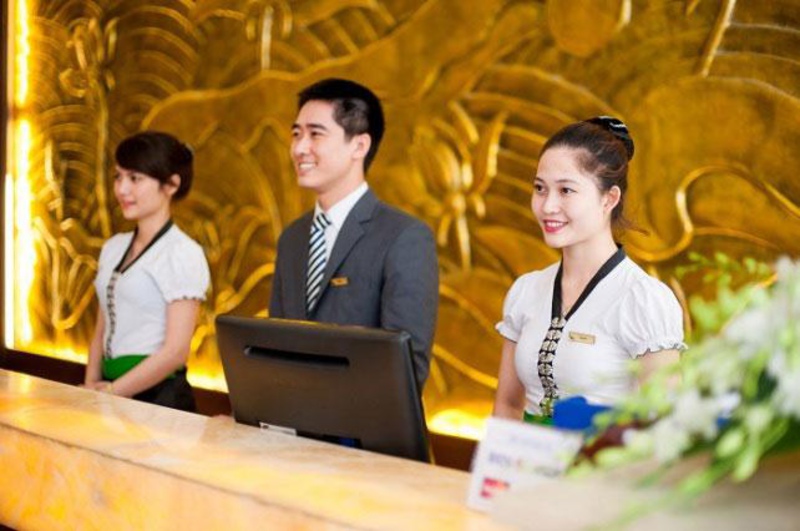 Đồng phục lễ tân khách sạn 3 sao rất được chú ý đảm bảo hình ảnh chung của khách sạn