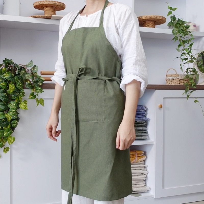 Tạp dề linen có thiết kế đơn giản, thấm hút mồ hôi tốt