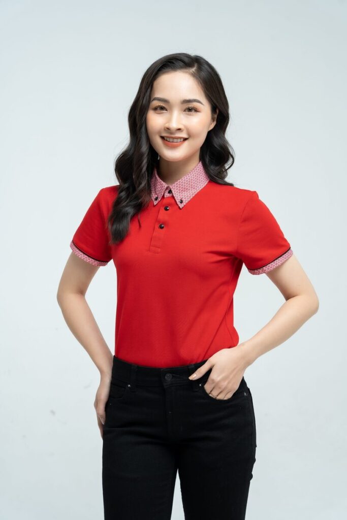Đồng phục công ty 19 màu đỏ tươi đang trở thành mẫu áo hot trend của năm nay