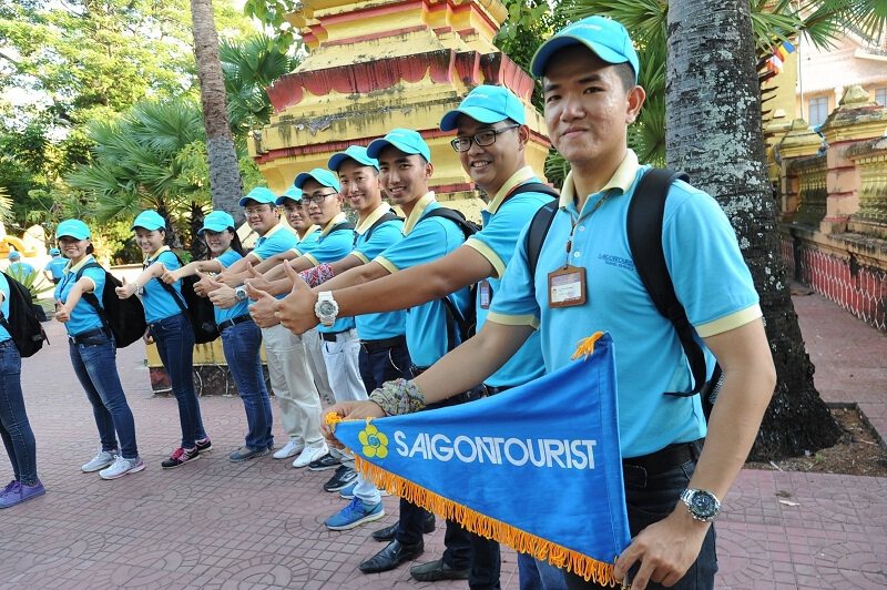 Đồng phục công ty du lịch cho hướng dẫn viên thường có màu sắc nổi bật