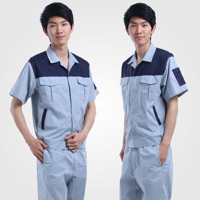 Đồng phục áo ngắn tay kèm quần dài được sử dụng nhiều