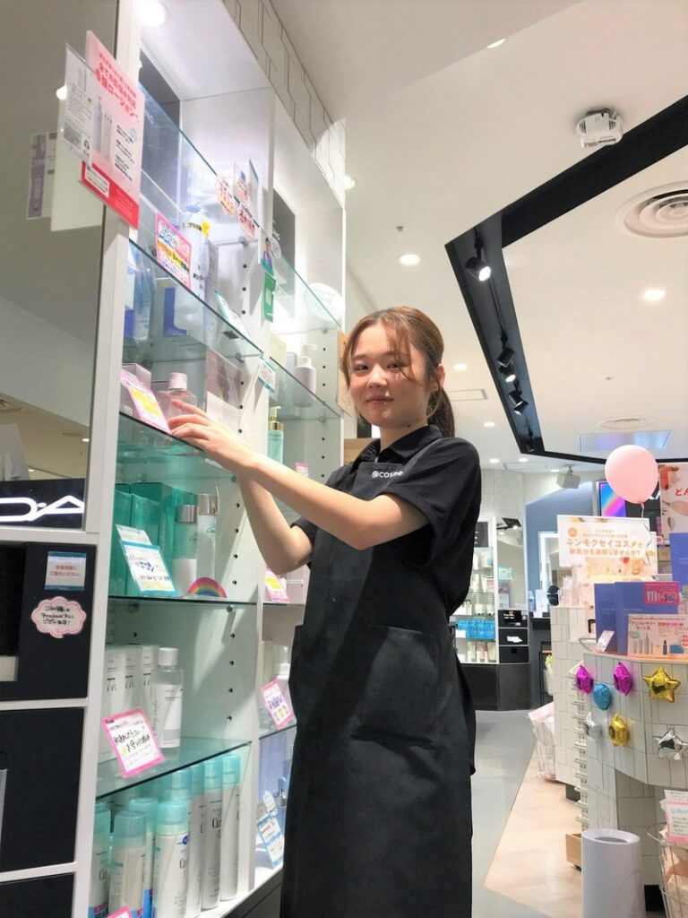 Đồng phục mỹ phẩm áo đen tạp dề đen 