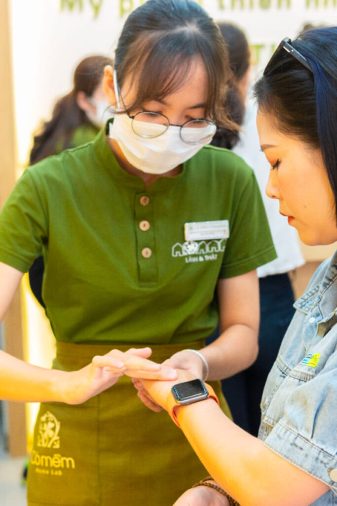 Tone áo chọn màu xanh rêu mang đến cho mọi người cảm giác rất nhã nhặn, gần gũi và điềm tĩnh.