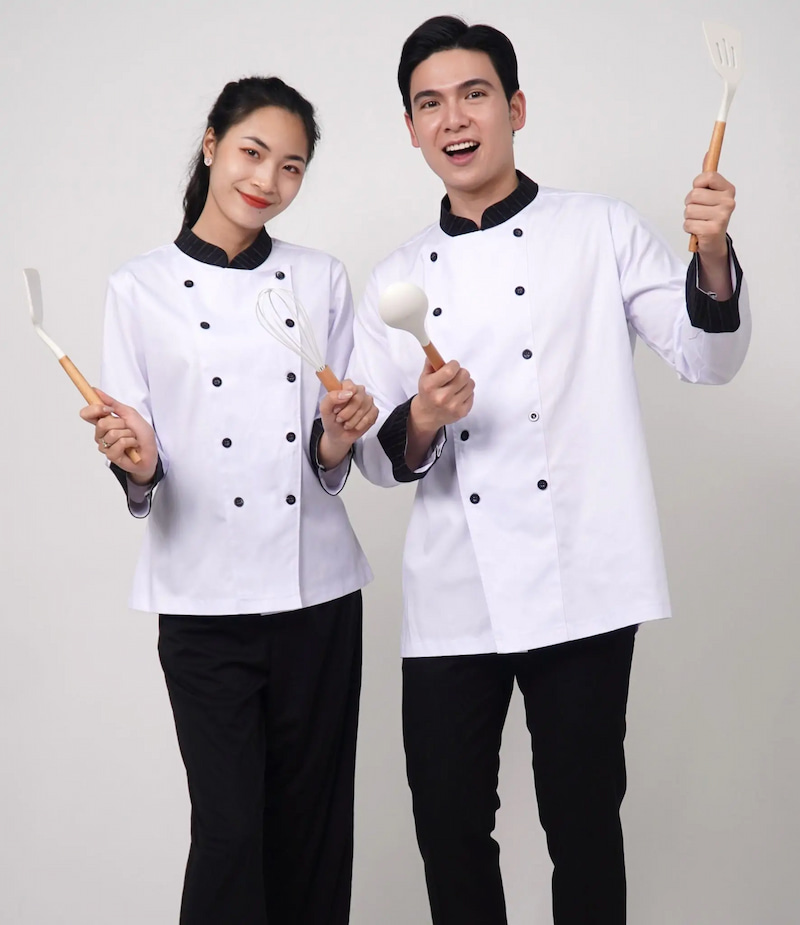Áo bếp dài tay màu trắng phối đen ở cổ và ống tay đơn giản nhưng tinh tế Áo bếp dài tay màu trắng phối đen ở cổ và ống tay đơn giản nhưng tinh tế
