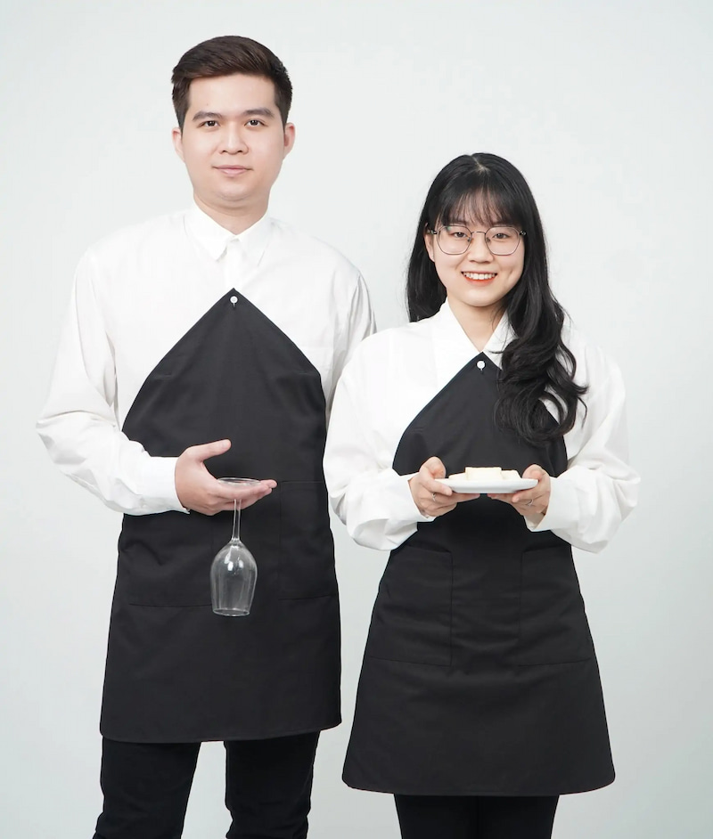 Đồng phục áo bếp sơ mi kèm tạp dề gây ấn tượng với kiểu dáng mới lạ Đồng phục áo bếp sơ mi kèm tạp dề gây ấn tượng với kiểu dáng mới lạ