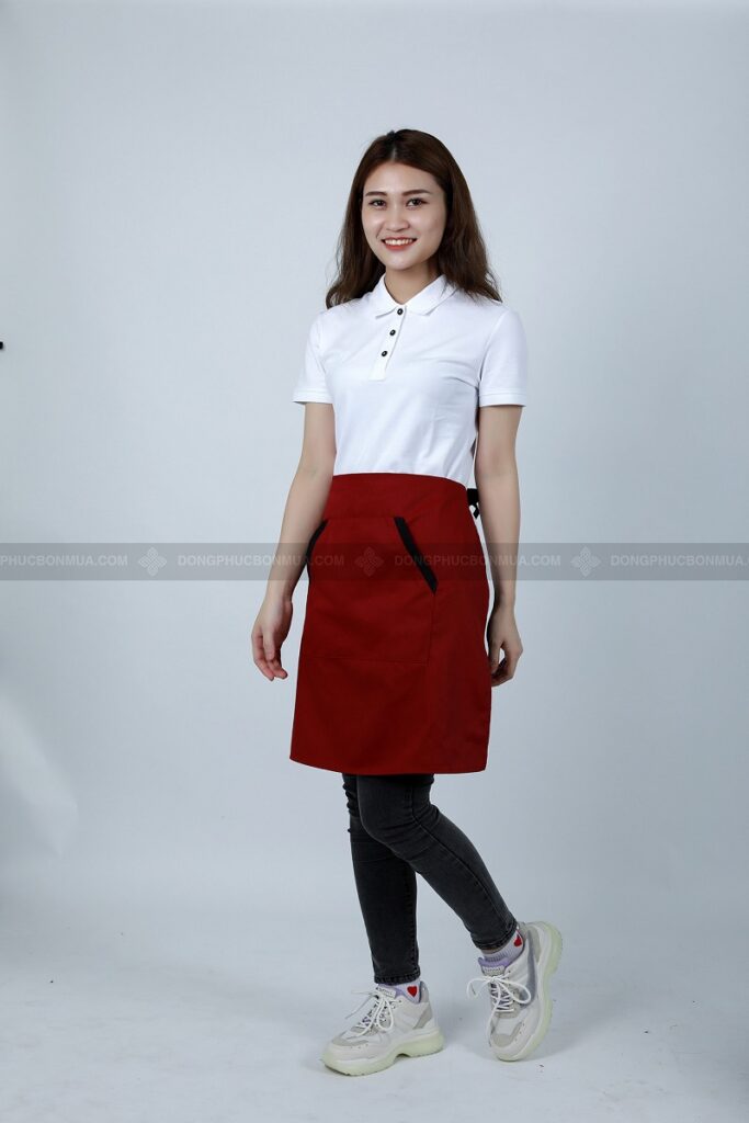 Tạp dề eo hay tạp dề ngắn màu đỏ có độ dài thường từ thắt lưng đến trên đầu gối và phần dây cột ở phía sau