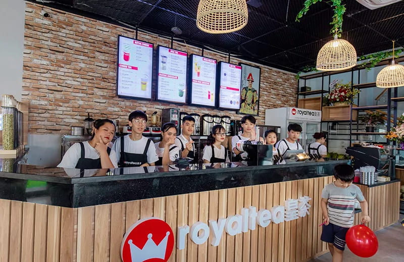Áo đồng phục trà sữa Royal Tea giúp quảng bá thương hiệu một cách hiệu quả