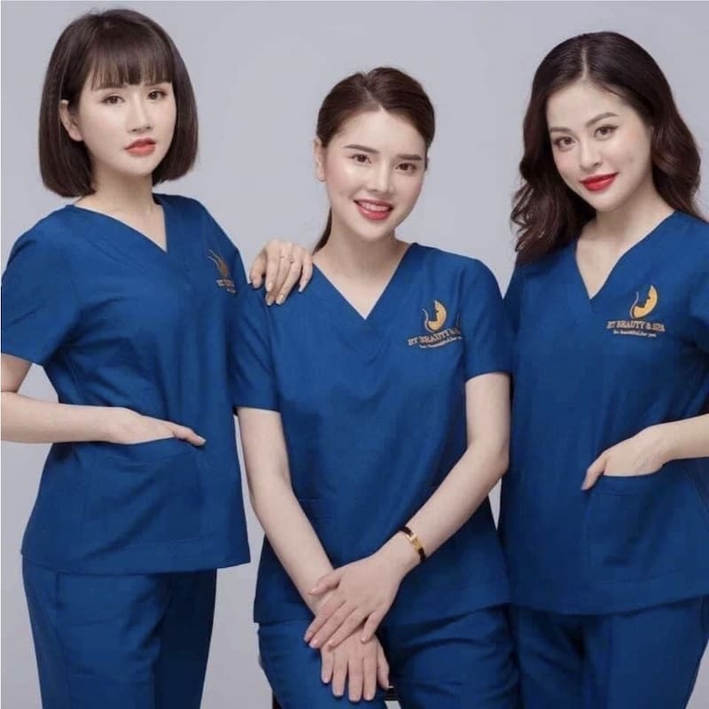 Đồng phục spa màu xanh dương với thiết kế áo và quần rời tiện lợi