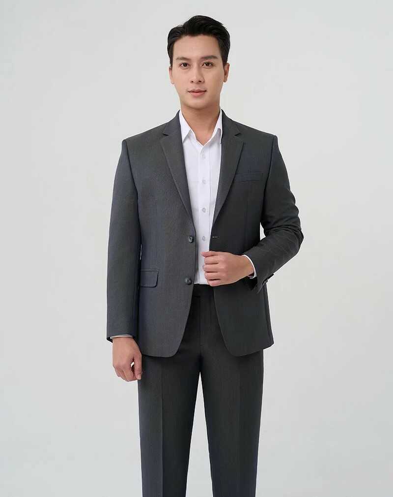 Vest và quần âu là đồng phục spa quản lý cấp cao cho nam
