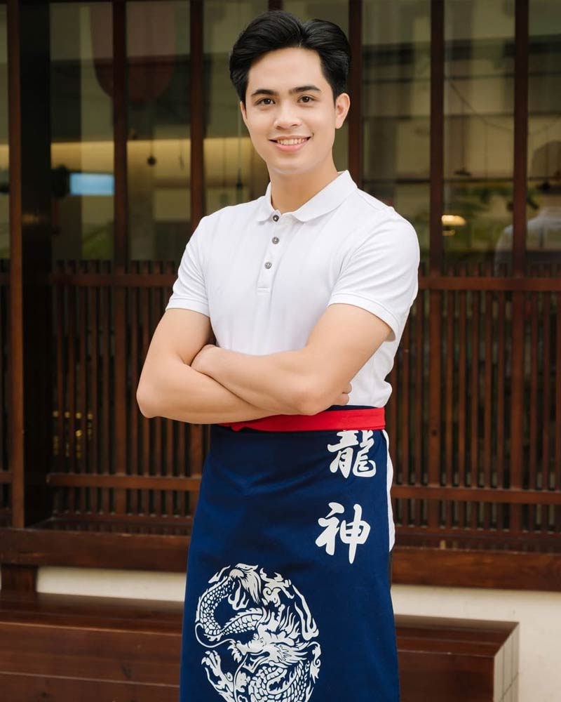 dong-phuc-tap-de-nha-hang-mau-xanh-than-hinh-in-dam-4 dong-phuc-tap-de-nha-hang-mau-xanh-than-hinh-in-dam-4