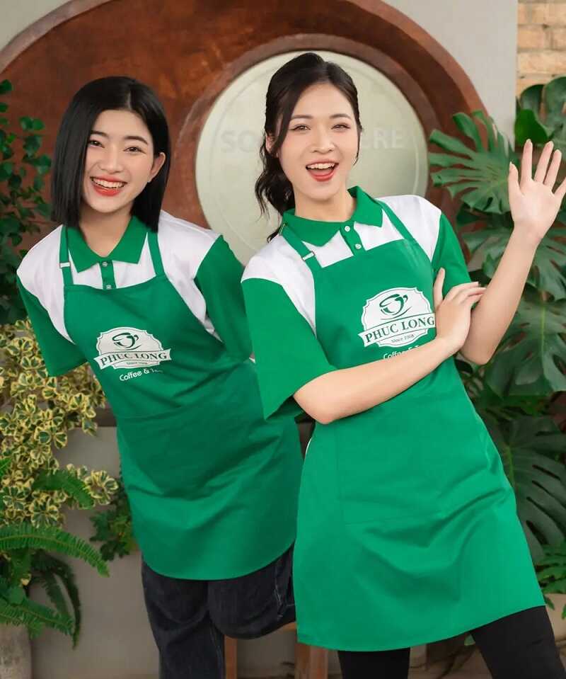 Tạp dề Phúc Long với màu xanh lá cây nhận diện thương hiệu