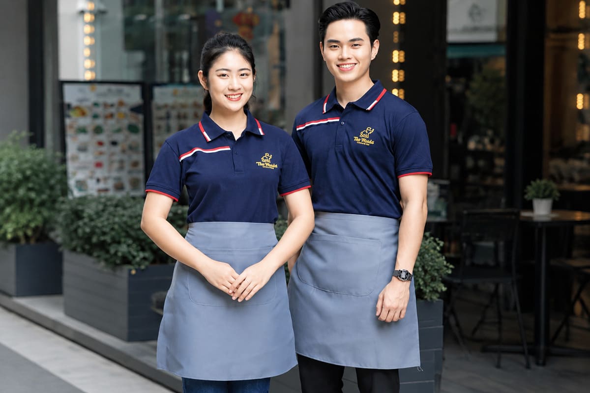 Tạp dề được thiết kế dáng ngắn giúp nhân viên dễ dàng di chuyển