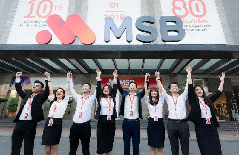 Áo vest đồng phục MSB có màu đen làm chủ đạo
