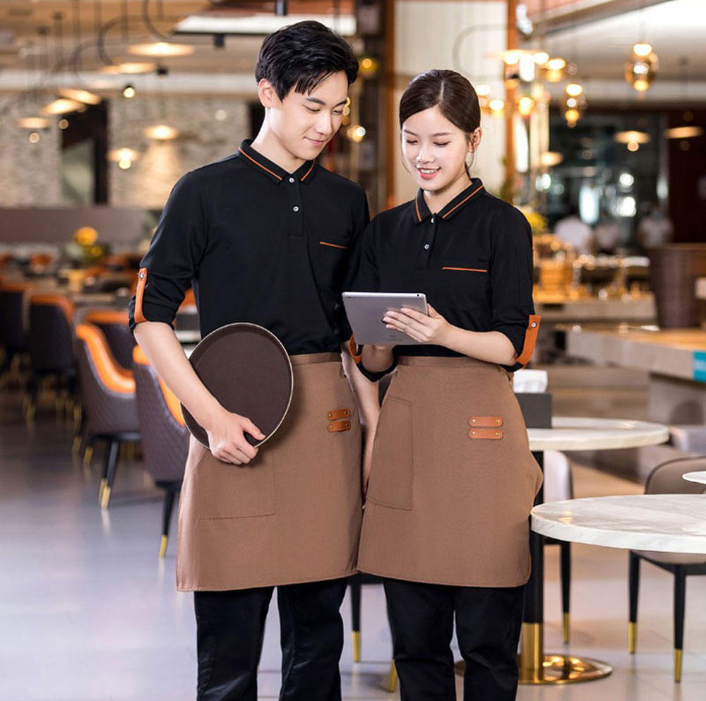 dong-phuc-nhan-vien-nha-hang-mau-den-ava mẫu trang phục nhà hàng màu đen phối tạp dề nâu