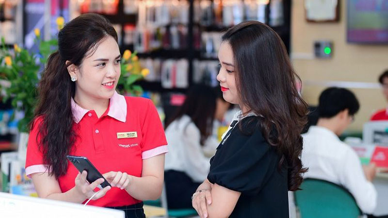 Đồng phục áo thun Viettel Store nổi bật với sắc đỏ