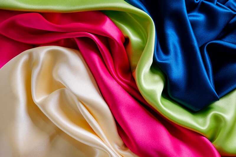 May đồng phục từ vải lụa và satin mang đến sự sang trọng