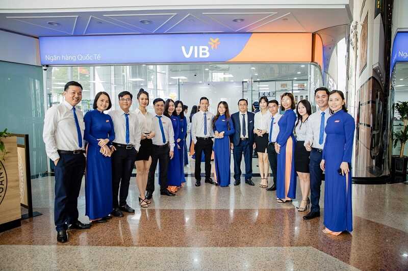 Áo dài là mẫu đồng phục duyên dáng cho nữ nhân viên VIB