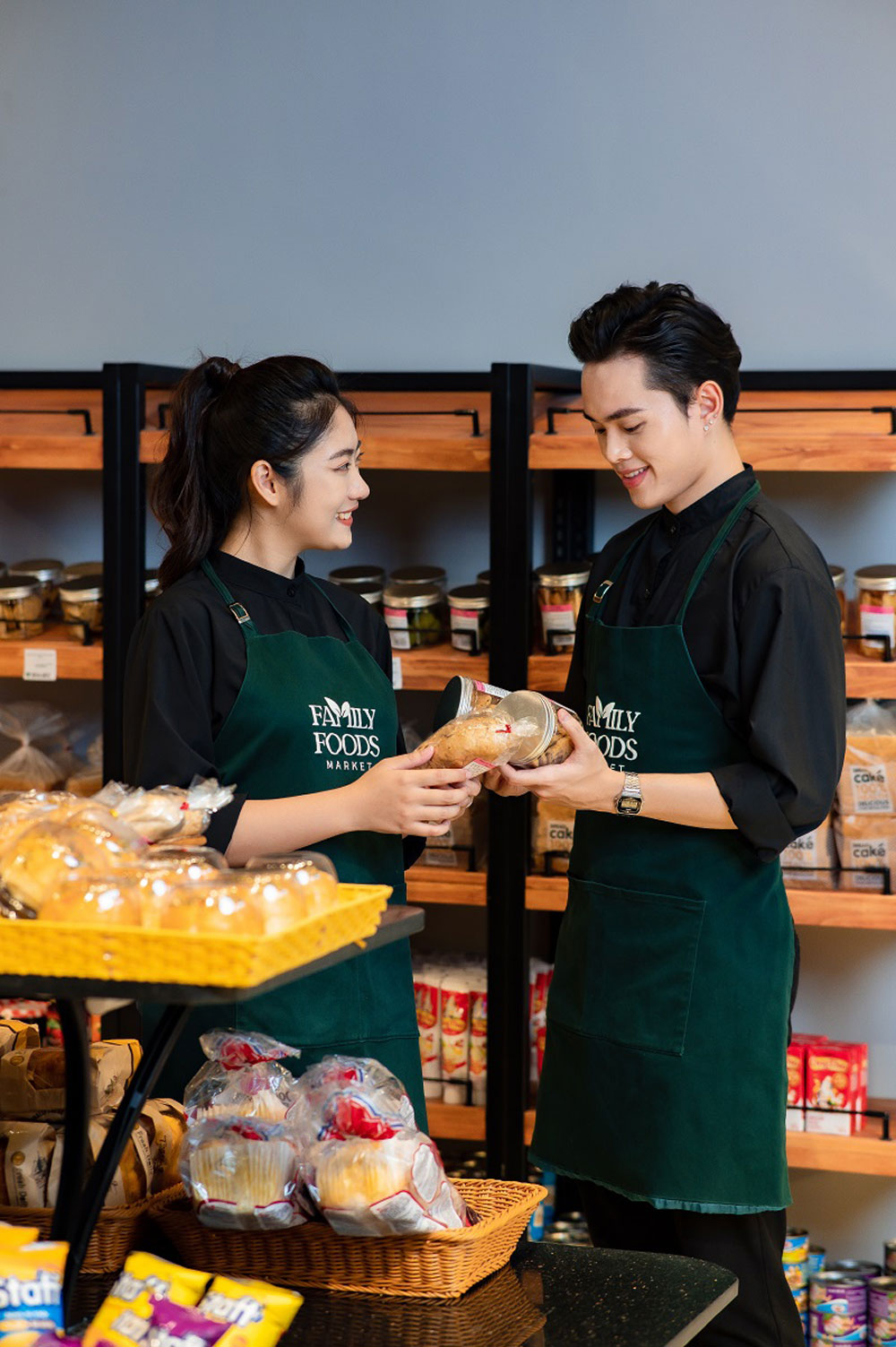 ao-dong-phuc-nha-hang-mau-den-phoi-tap-de-xanh-la-ava