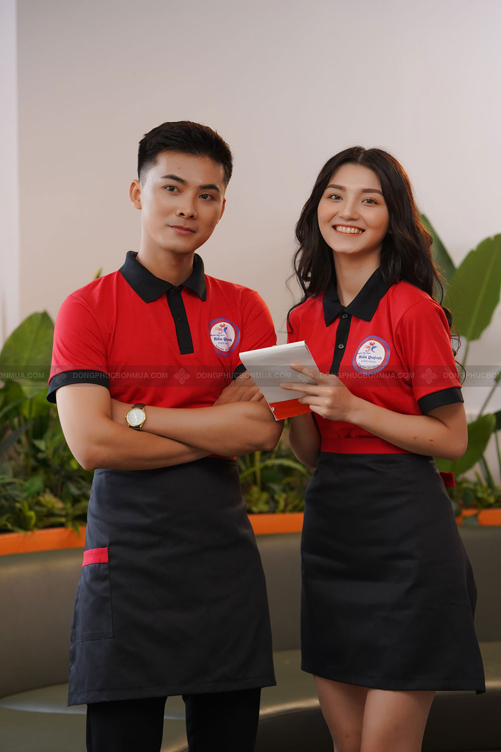 ao-dong-phuc-nhan-vien-tap-de-mau-do-phoi-den-nha-hang-ava