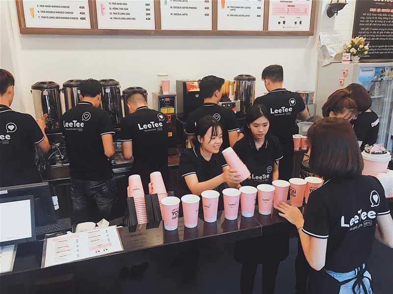 Áo polo đồng phục LeeTee với sắc đen nổi bật