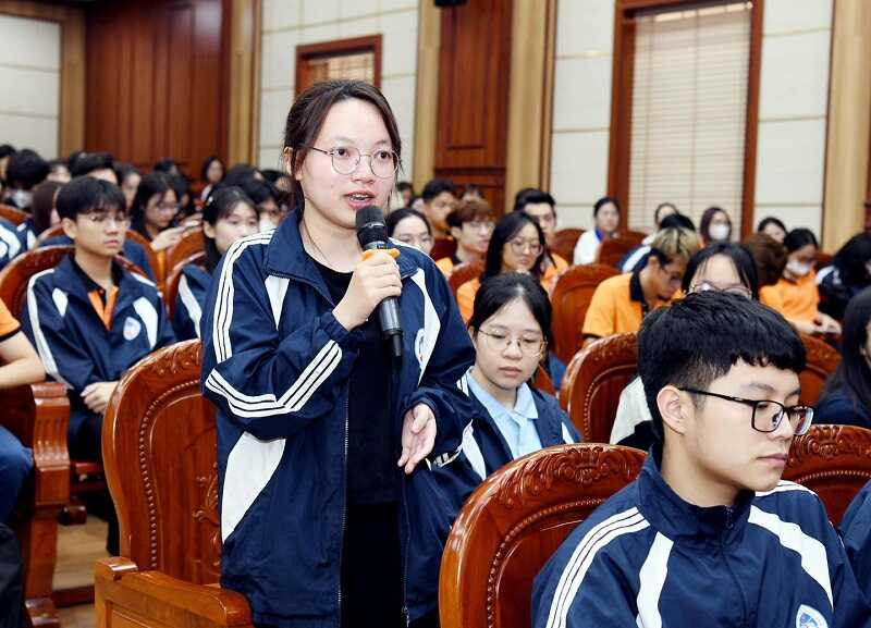 Áo khoác đồng phục NEU thiết kế khá đơn giản
