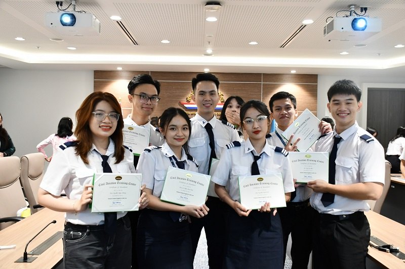 Áo sơ mi là đồng phục VAA thông dụng nhất