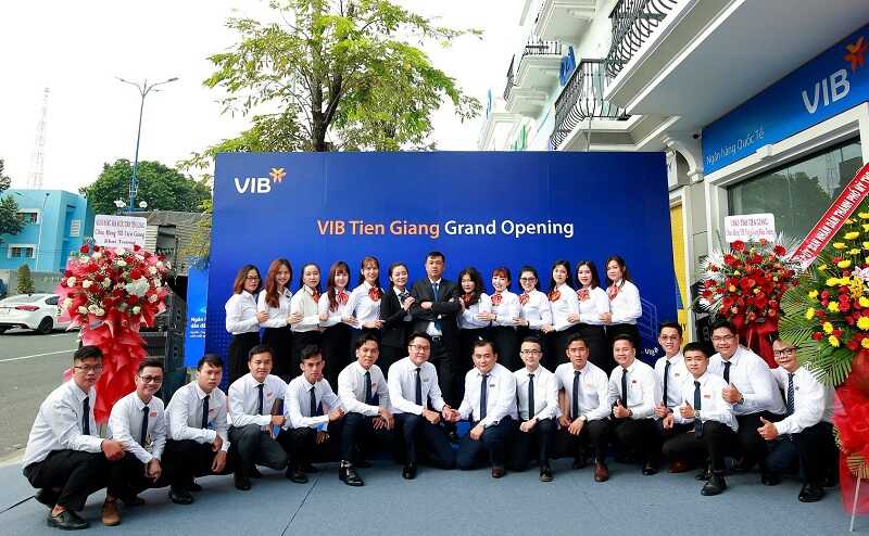 Mẫu đồng phục áo sơ mi cho giao dịch viên ngân hàng VIB