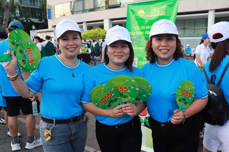 Áo thun cổ tròn là đồng phục Taxi Mai Linh dùng cho các sự kiện