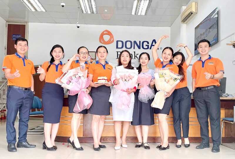 Áo polo đồng phục ngân hàng Đông Á nổi bật với sắc cam