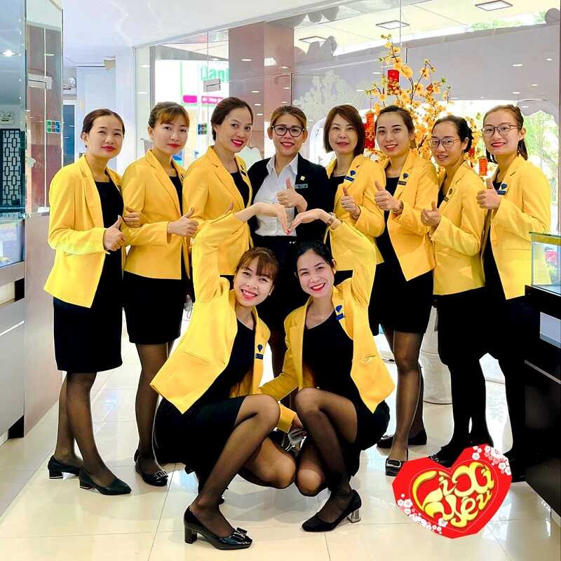 Mẫu áo vest đồng phục PNJ màu vàng ấn tượng