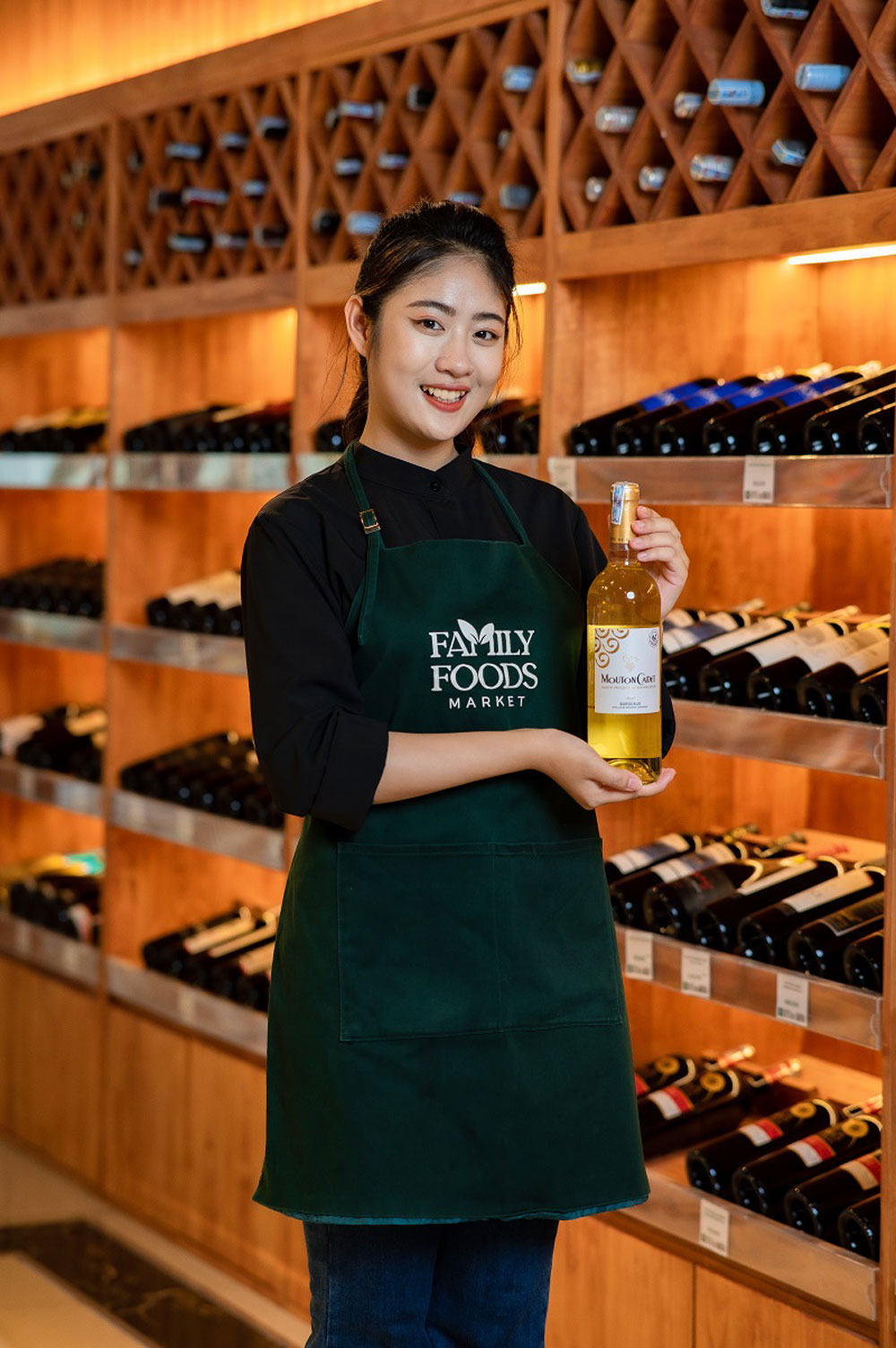 combo-trang-phuc-nha-hang-mau-den-phoi-tap-de-xanh-la-ava