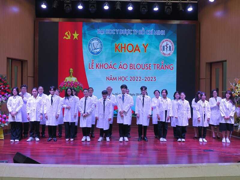 Đồng phục UMP áo blouse thiết kế rộng rãi