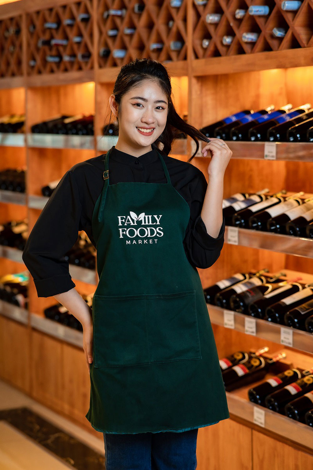 dong-phuc-nha-hang-mau-den-phoi-tap-de-xanh-la-ava