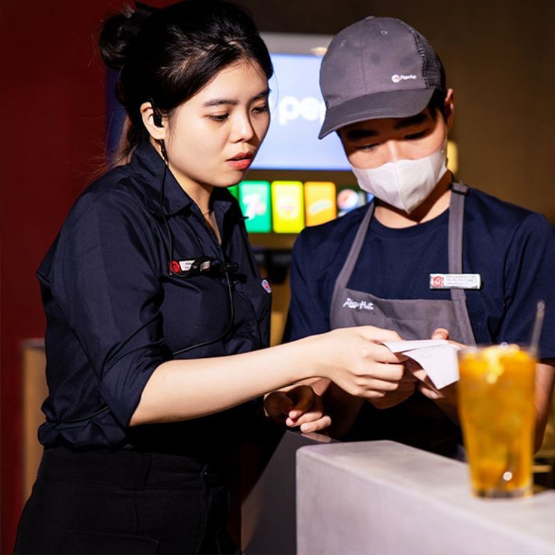Áo sơ mi đồng phục Pizza Hut đơn giản mà sang trọng